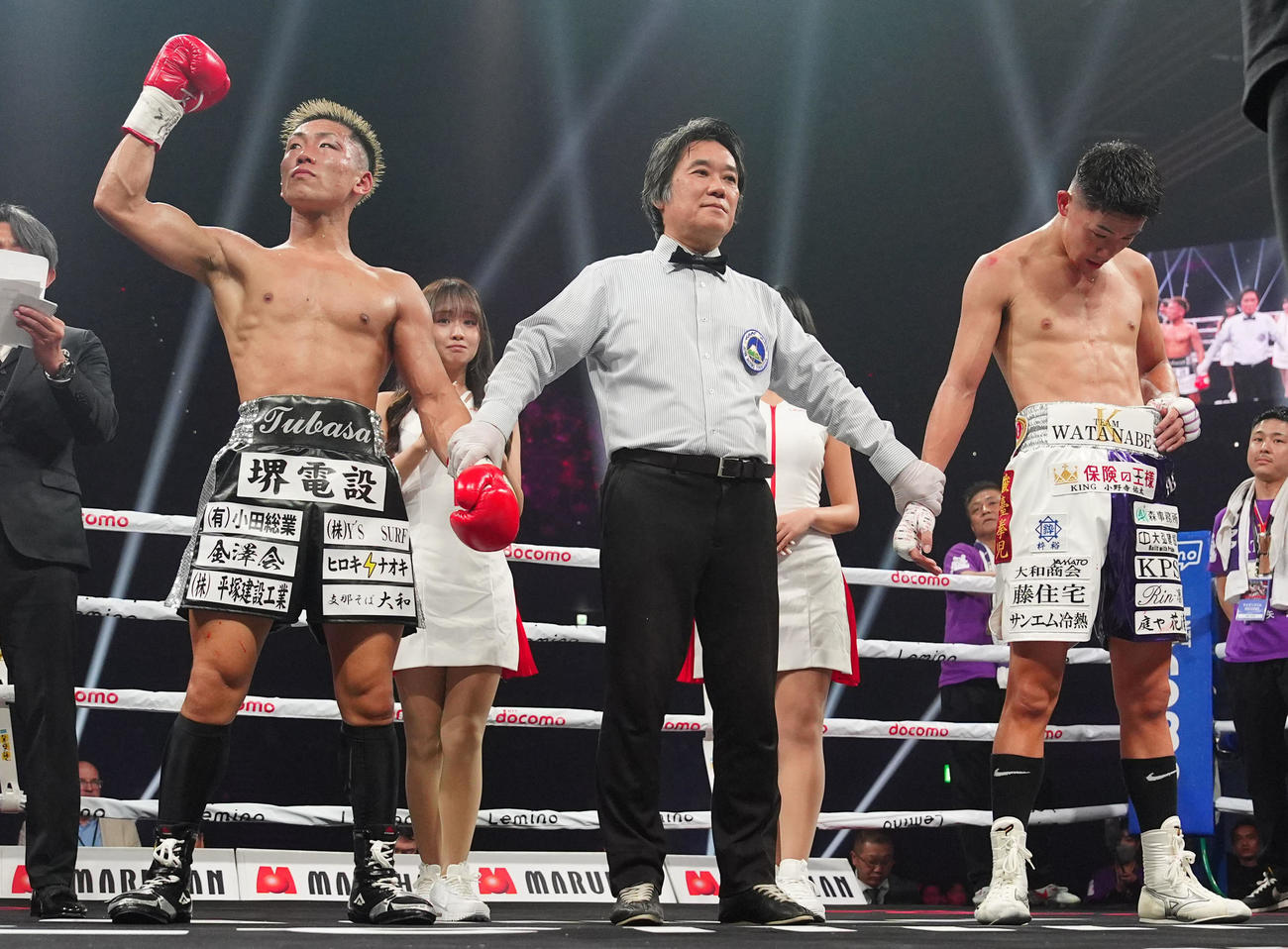 判定で勝利した奈良井（左）（撮影・江口和貴）