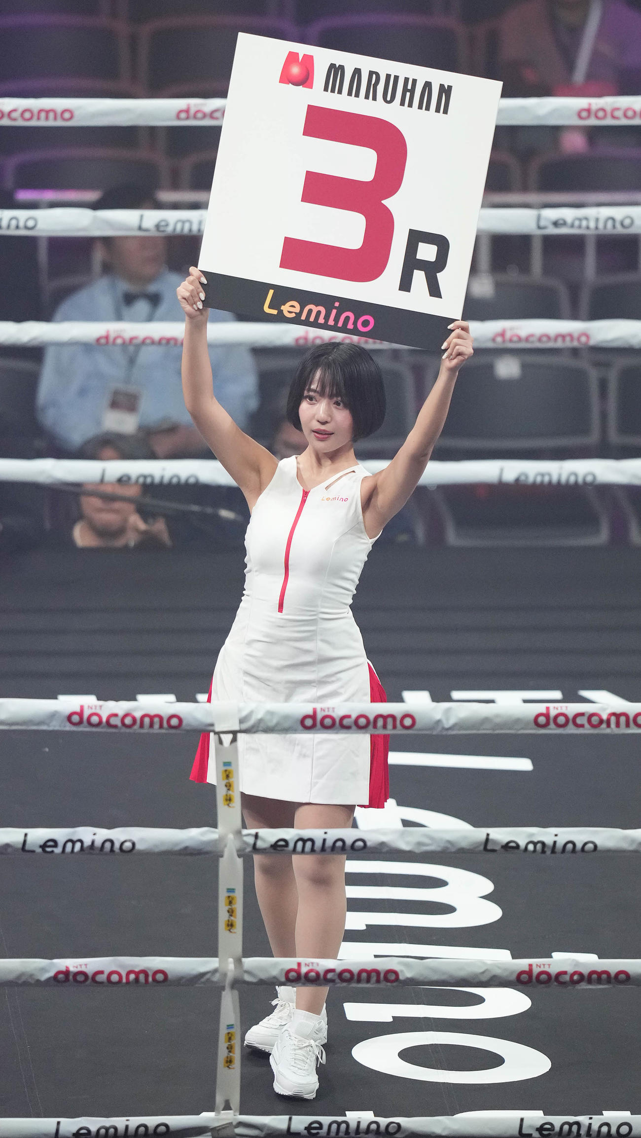 ラウンドガールを務める佐々木萌香（撮影・鈴木みどり）
