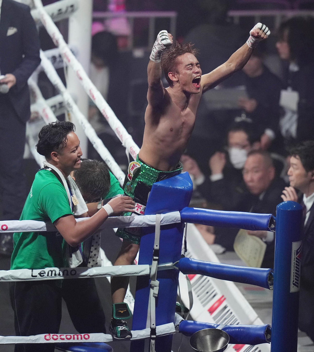 判定で小林に勝利し、ガッツポーズする高田（撮影・鈴木みどり）