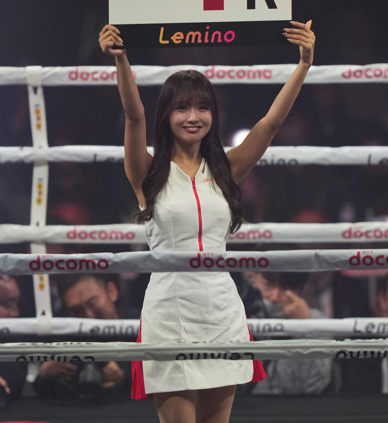 ラウンドガールの森脇梨々夏（撮影・井上学）