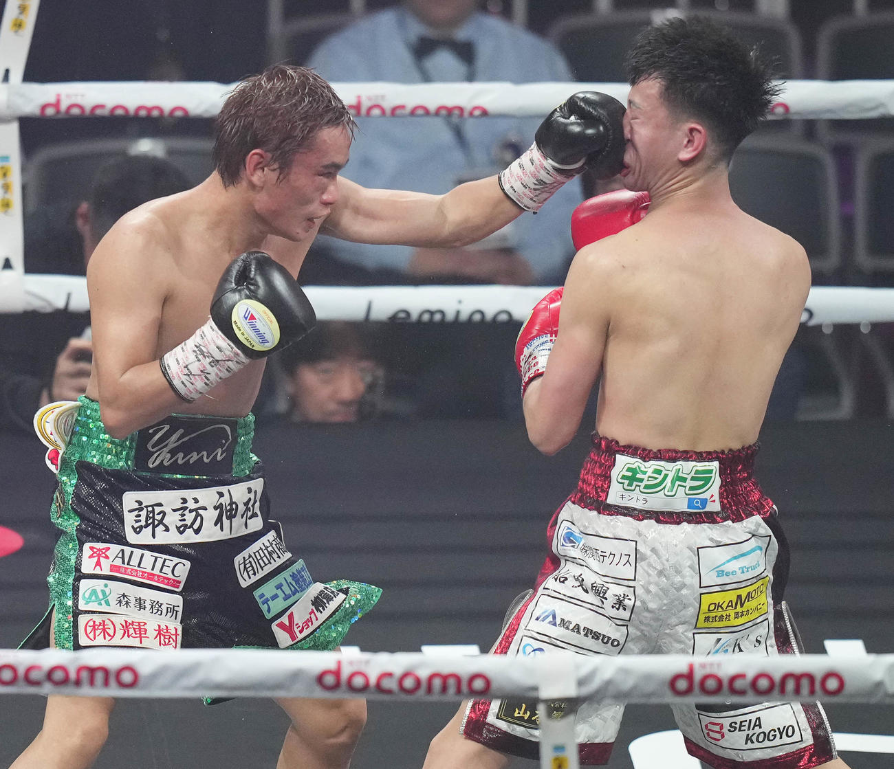 11回、小林（右）の顔面にパンチを見舞う高田（撮影・鈴木みどり）