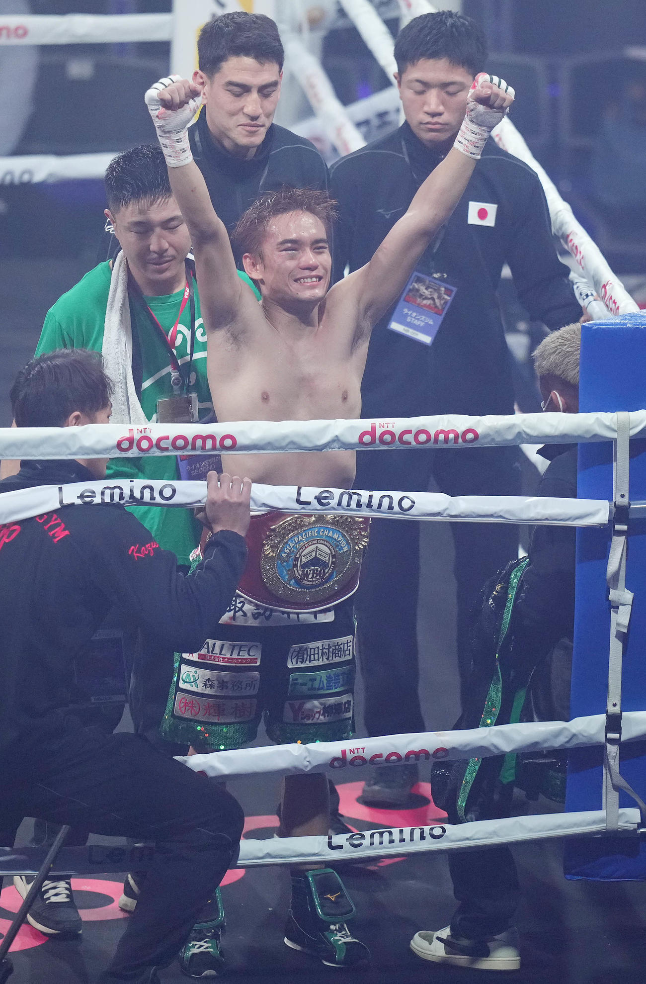 WBOアジア・パシフィック・ミニマム級の新王者となり、両手を突き上げる高田（撮影・鈴木みどり）