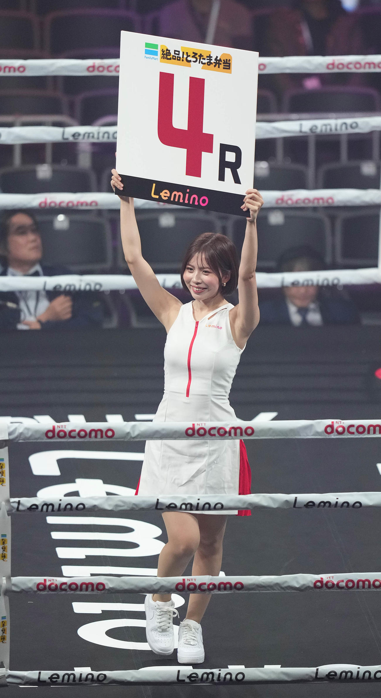 ラウンドガールを務める須藤セリナ（撮影・鈴木みどり）
