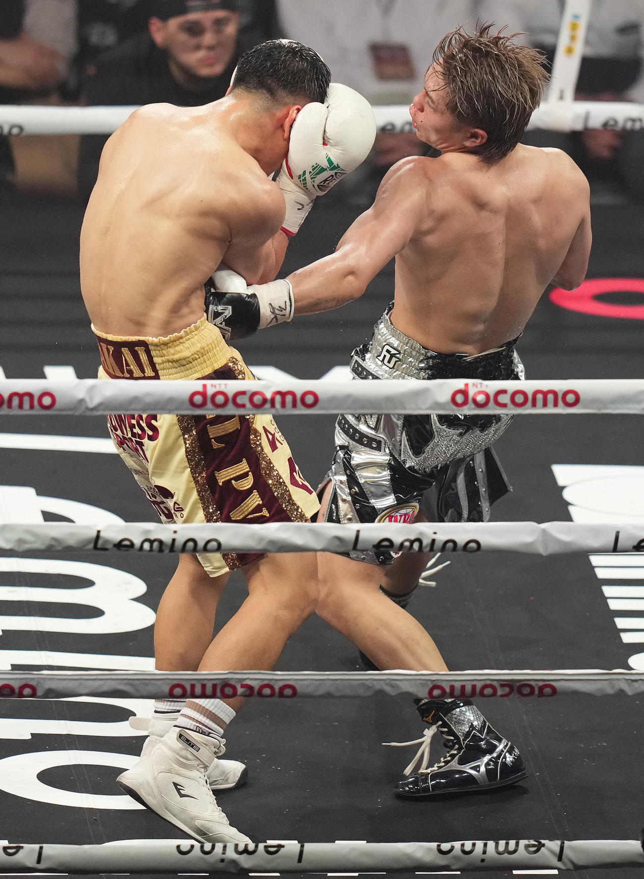 7回、坂井（左）にボディを見舞う佐々木（撮影・鈴木みどり）