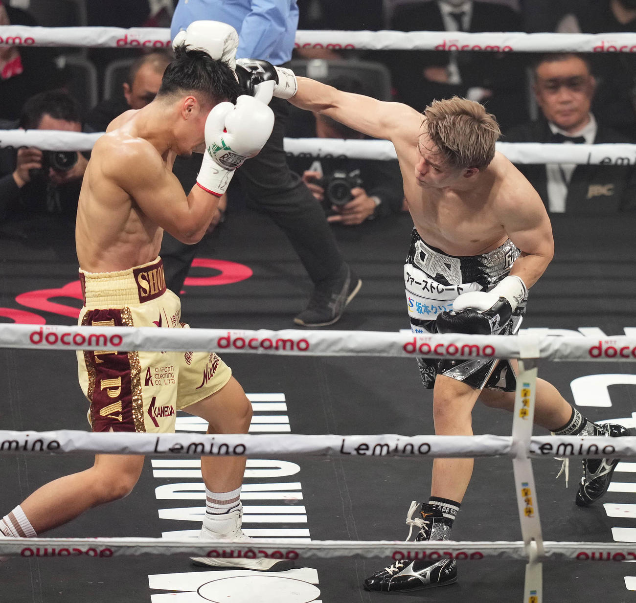 2回、坂井（左）を攻める佐々木（撮影・鈴木みどり）