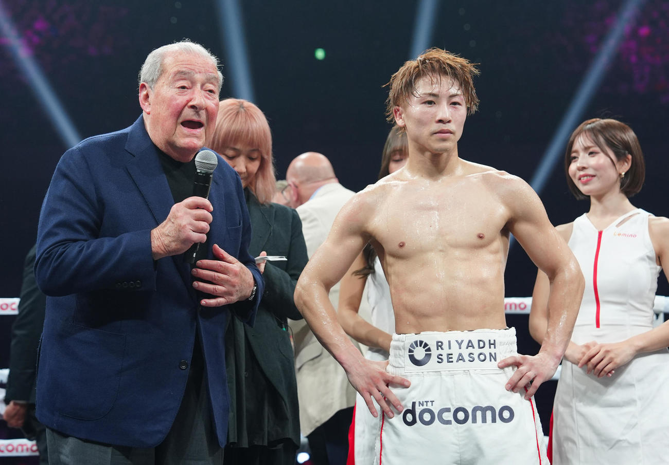 井上尚弥対金芸俊　試合後、リング上で話すボブ・アラム氏（左）。右は井上尚（撮影・江口和貴）