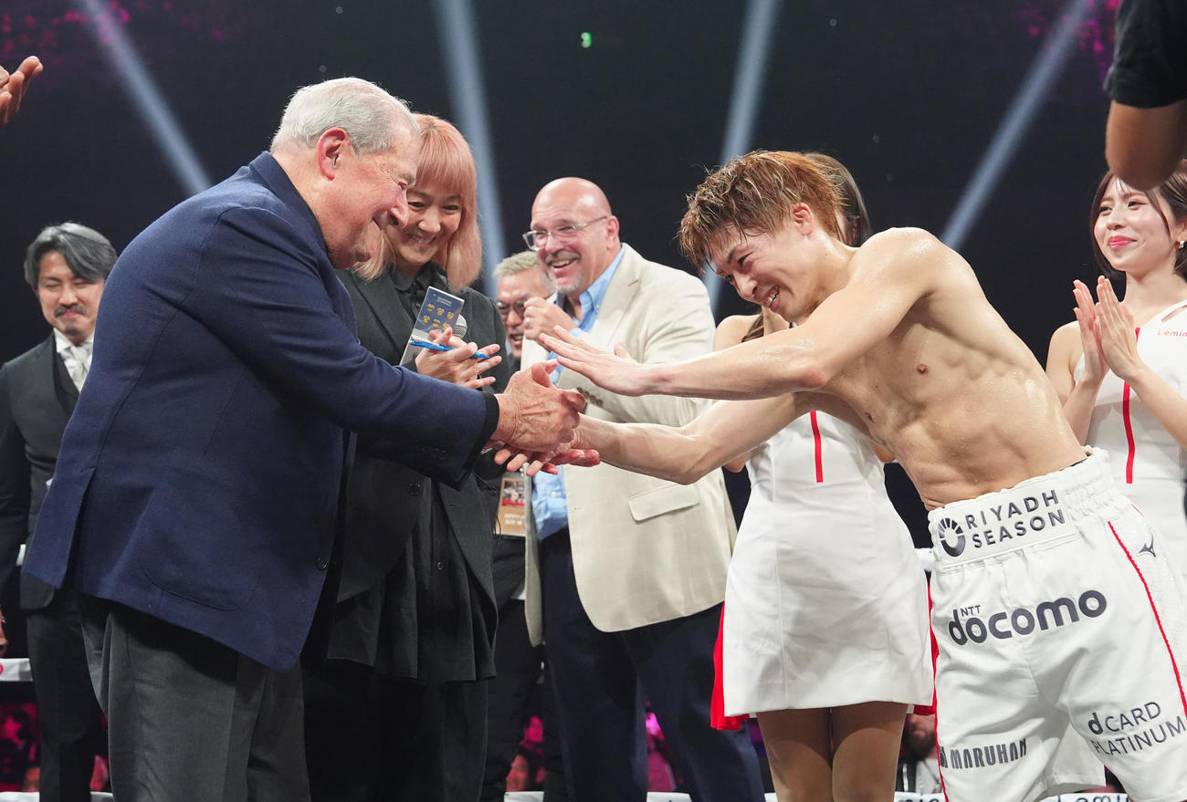 井上尚弥対金芸俊　試合後、ボブ・アラム氏（左）と握手を交わす井上尚（撮影・江口和貴）