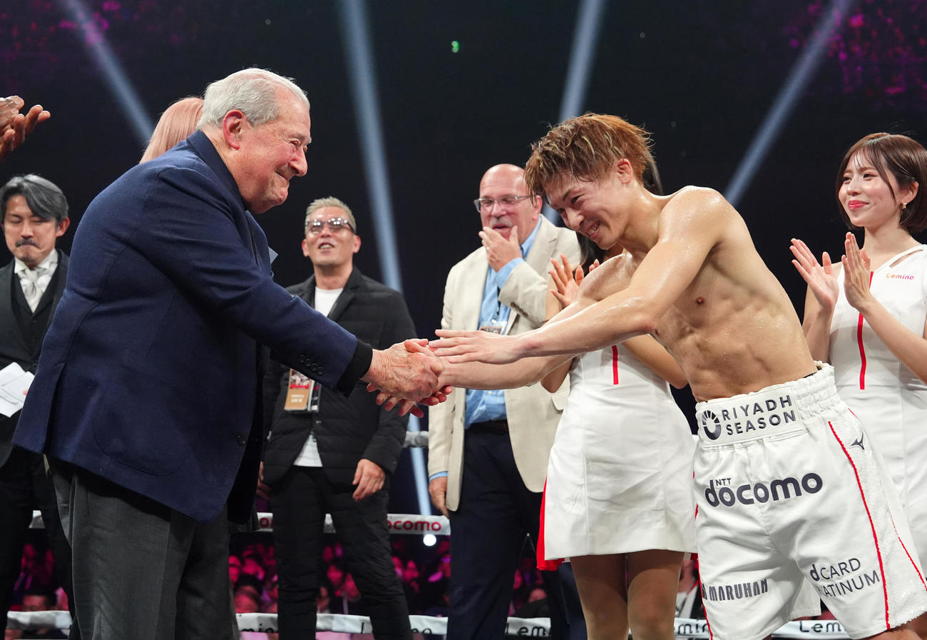 井上尚弥対金芸俊　試合後、ボブ・アラム氏（左）と握手を交わす井上尚（撮影・江口和貴）