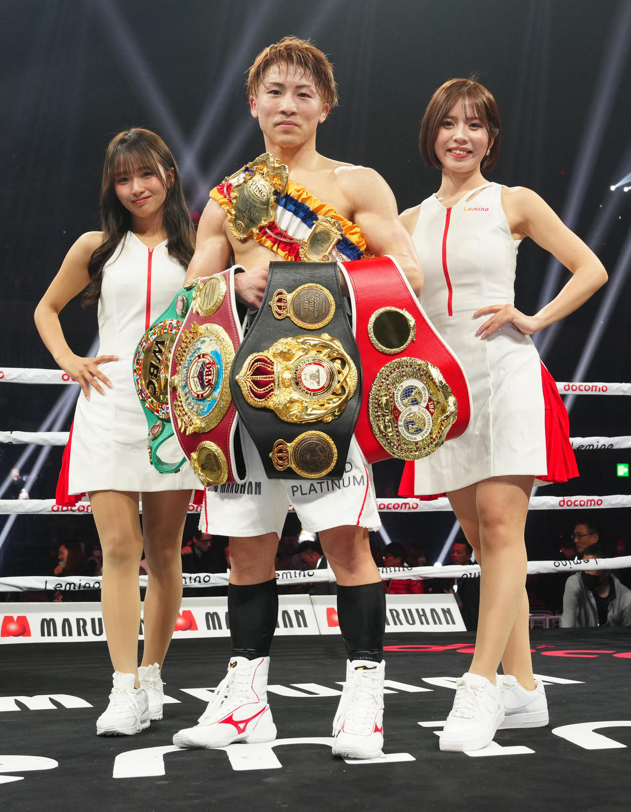 4回KO勝ちし写真に納まる井上尚（中央）。左は森脇梨々夏、右は須藤セリナ（撮影・江口和貴）