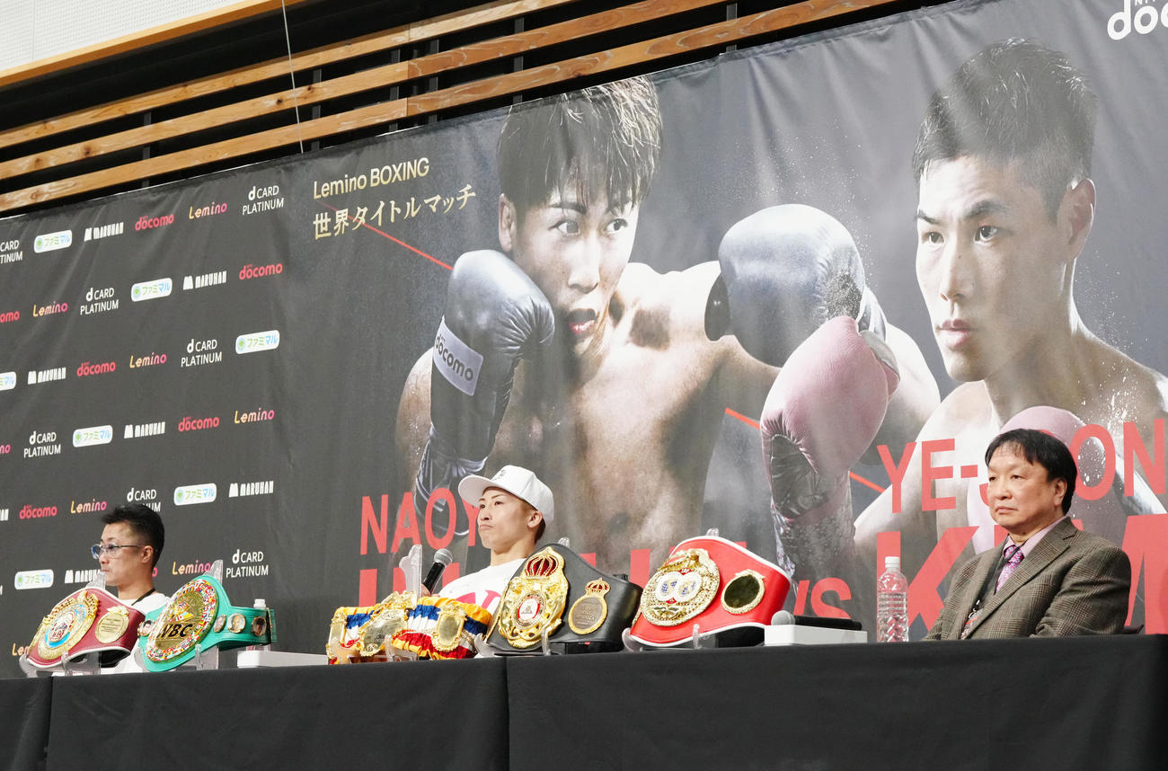 試合後、会見に臨む井上尚（中央）。左は父の真吾トレーナー、右は大橋会長（撮影・江口和貴）