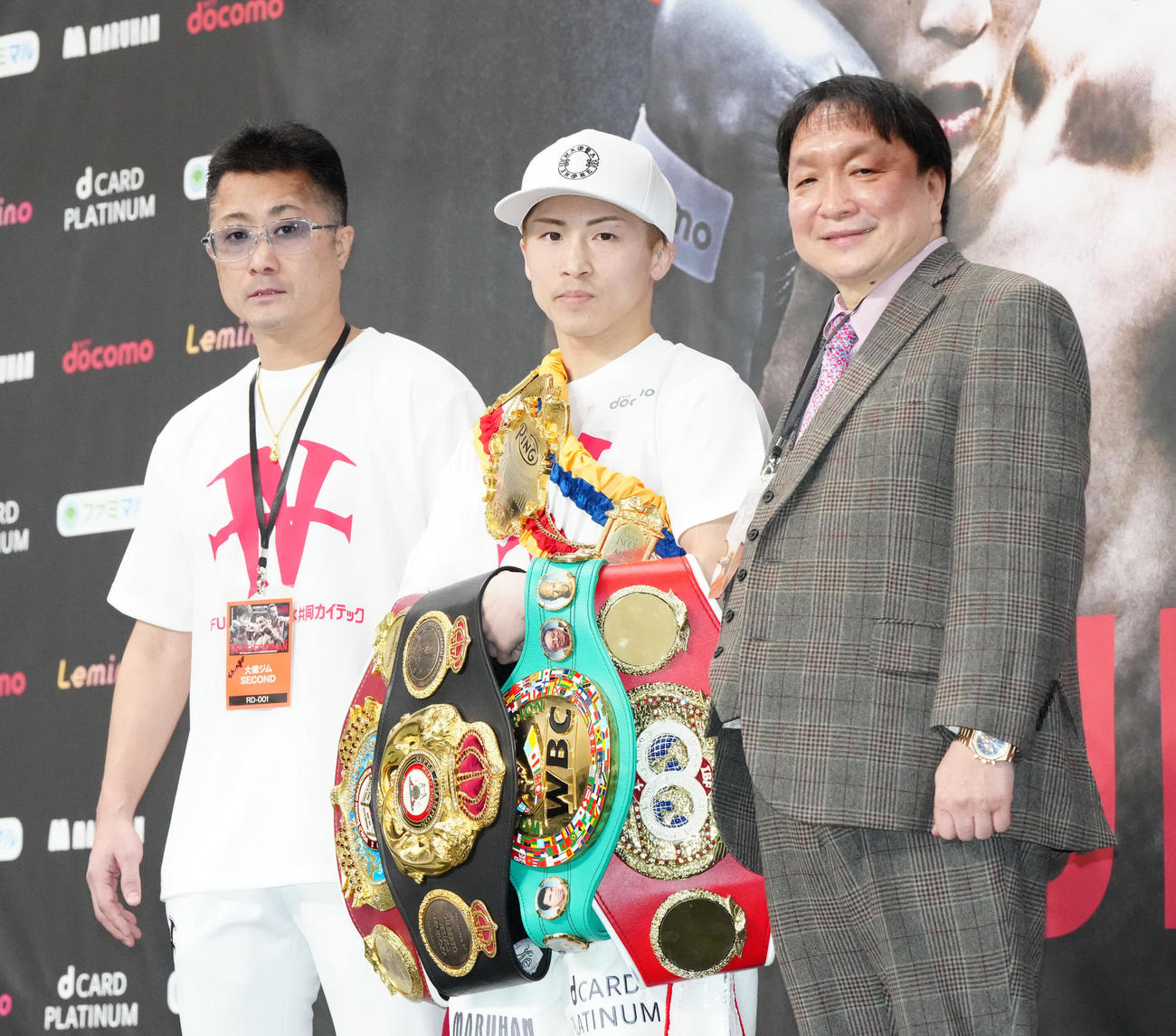 試合後、会見を終え、写真に納まる井上尚（中央）ら。左は父の真吾トレーナー、右は大橋会長（撮影・江口和貴）