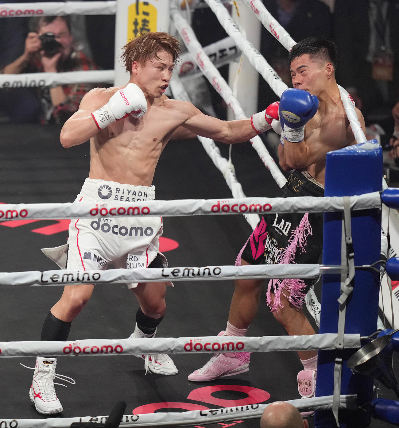 4回、金（右）にパンチを見舞う井上尚（撮影・鈴木みどり）