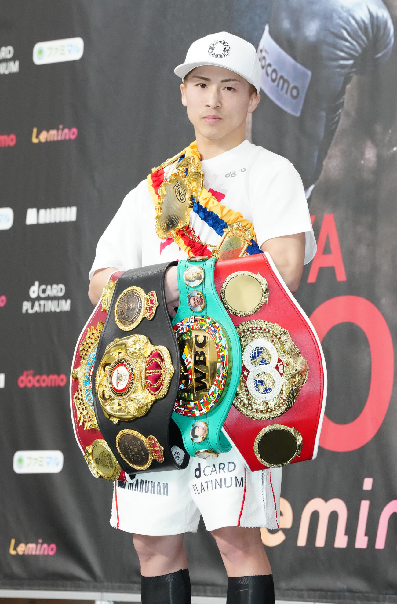 試合後の会見を終え、写真に納まる井上尚（撮影・江口和貴）