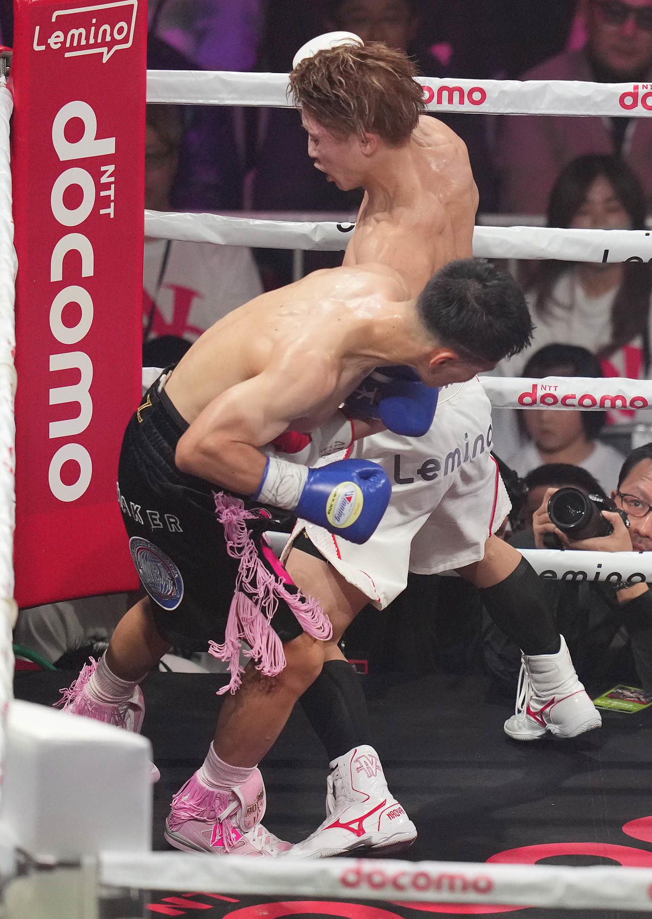 4回、金（左）にボディを見舞う井上尚（撮影・鈴木みどり）