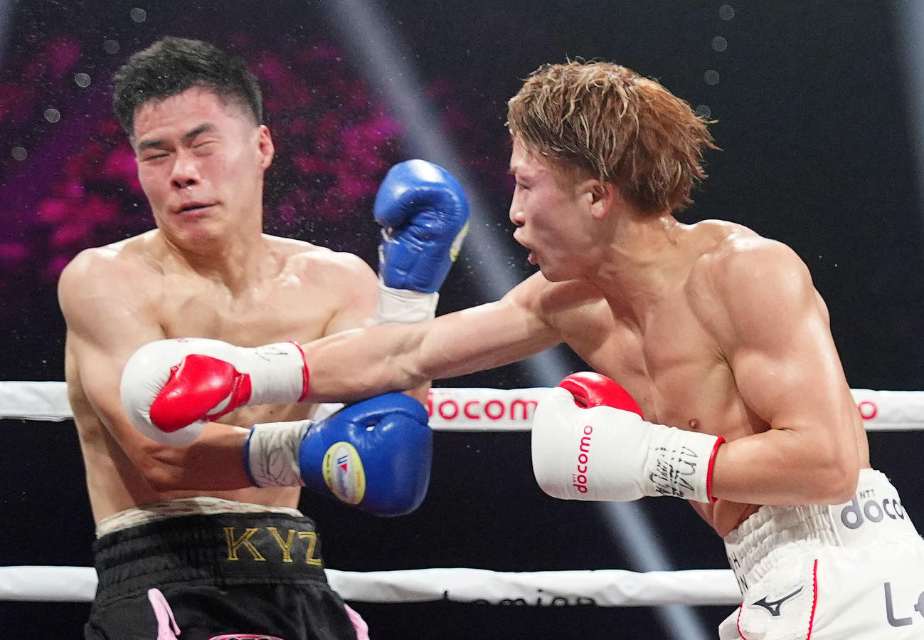 4回、TKOで王座を防衛する井上尚（撮影・江口和貴）