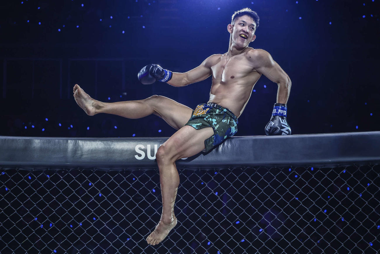 勝利後、ケージによじ登ってよろこぶ野杁正明（C）ONE Championship