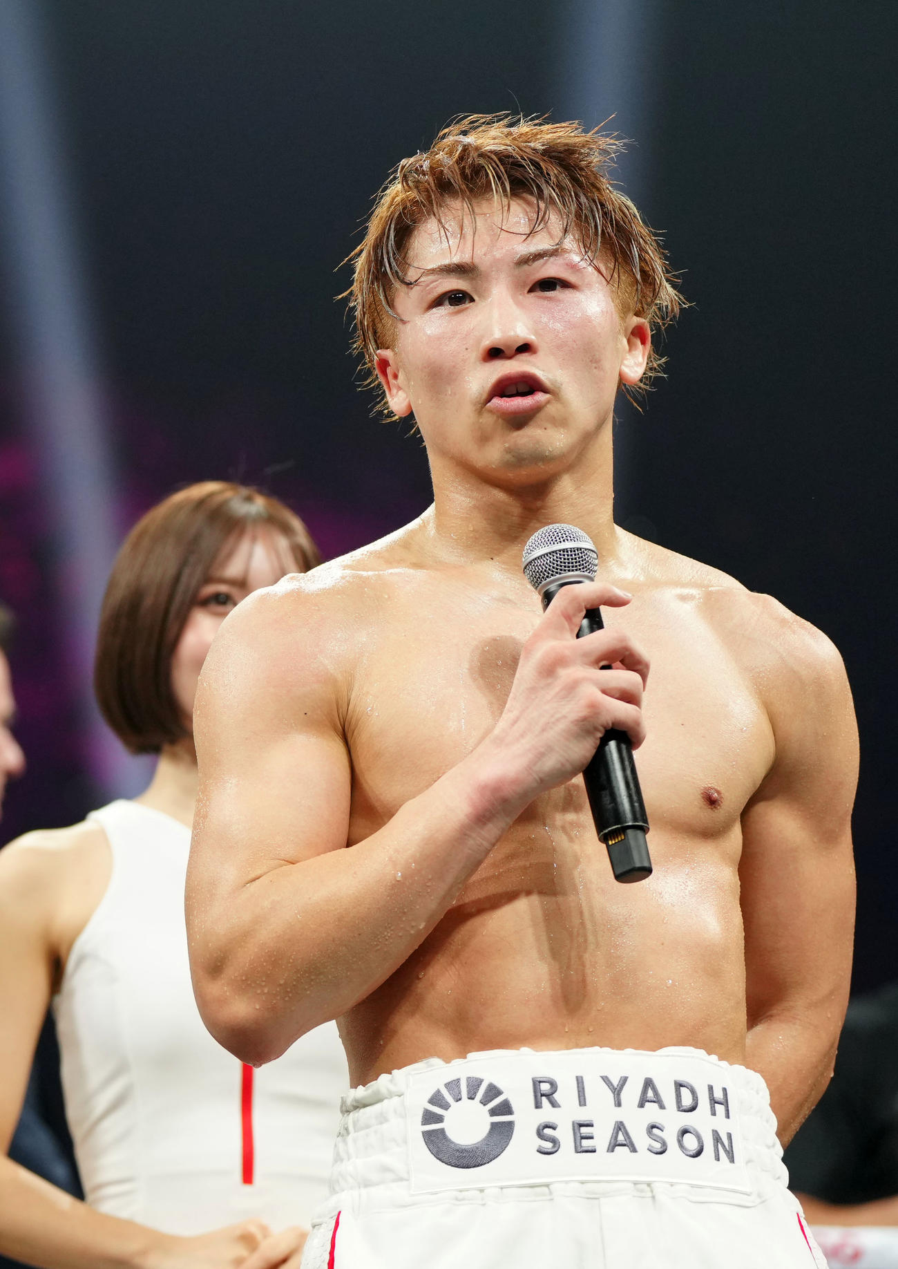 試合を終え、マイクを手にする井上尚（撮影・江口和貴）