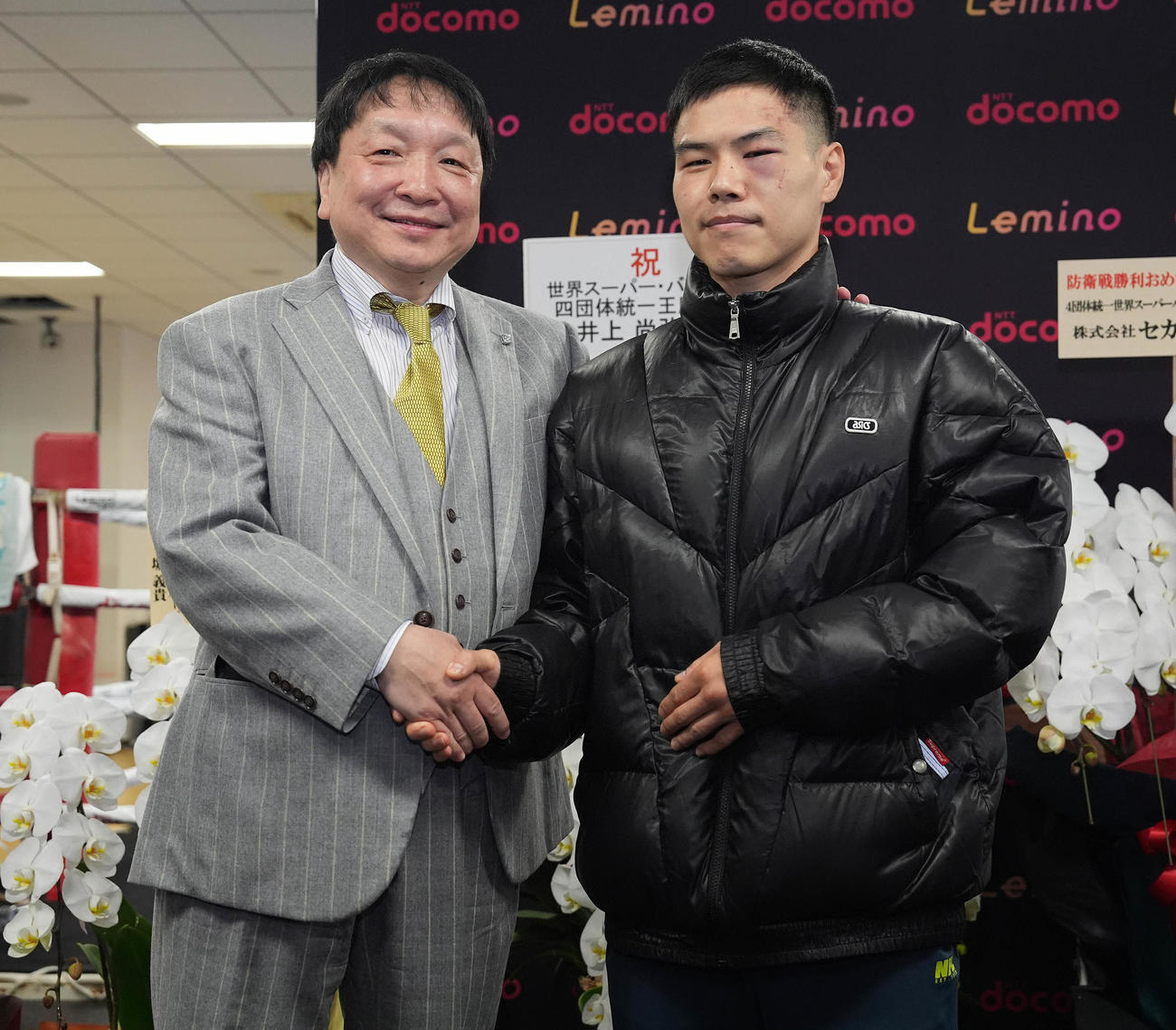 一夜明け会見後、あいさつに来た金（右）と笑顔で握手する大橋会長（撮影・鈴木みどり）
