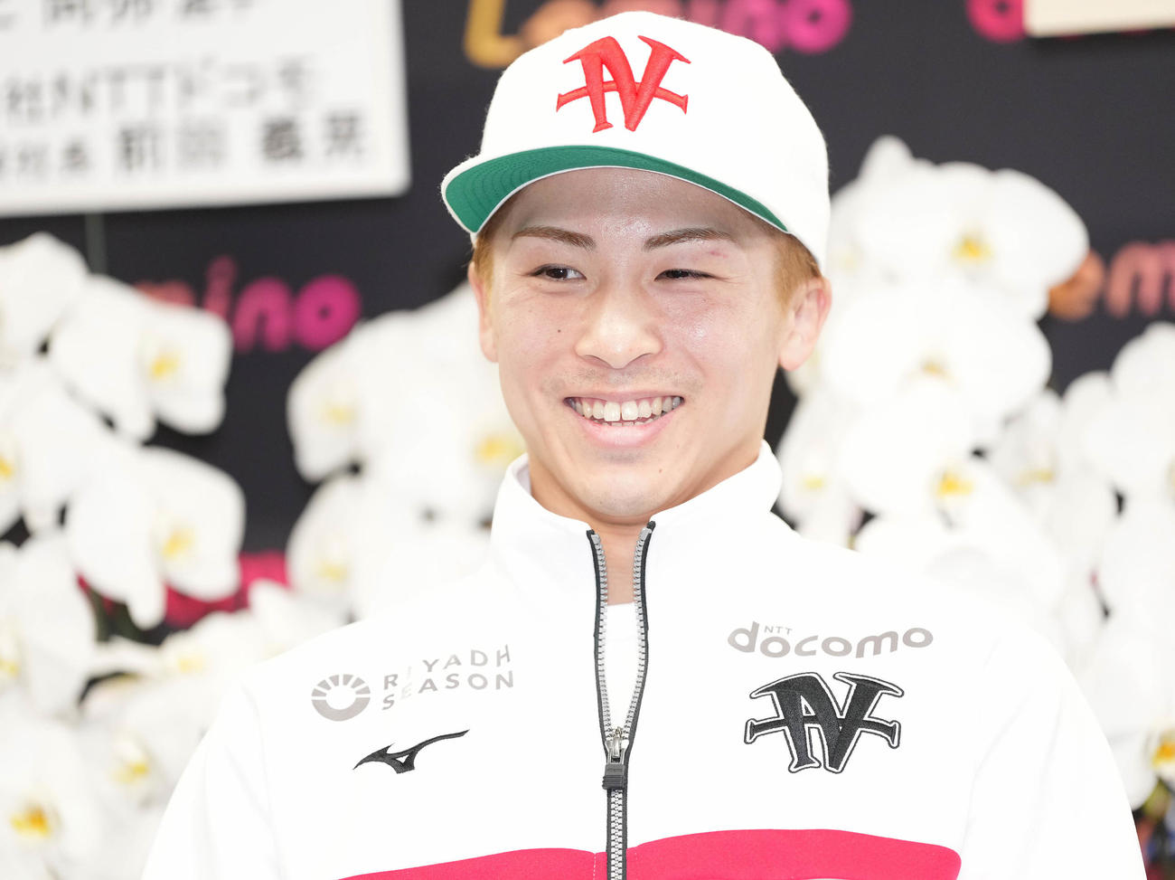 一夜明け会見で笑顔を見せる世界スーパーバンタム級4団体統一王者の井上尚（撮影・鈴木みどり）