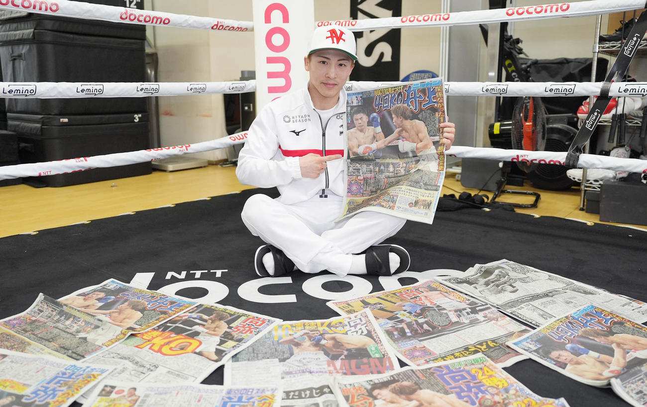 金との4団体統一スーパーバンタム級タイトルマッチから一夜明け、日刊スポーツを手に写真に納まる井上尚（撮影・鈴木みどり）