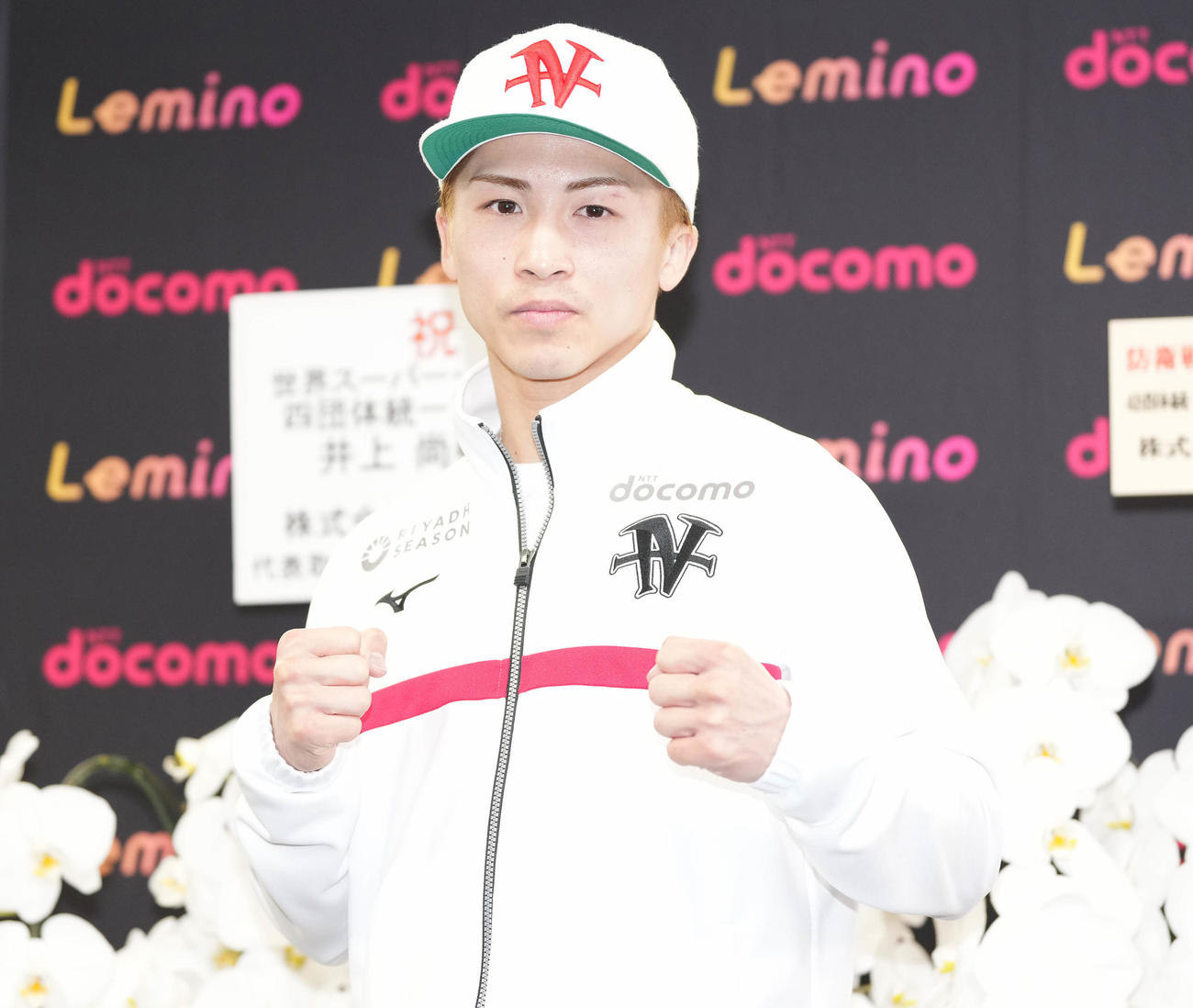 一夜明け会見後、写真に納まる世界スーパーバンタム級4団体統一王者の井上尚（撮影・鈴木みどり）