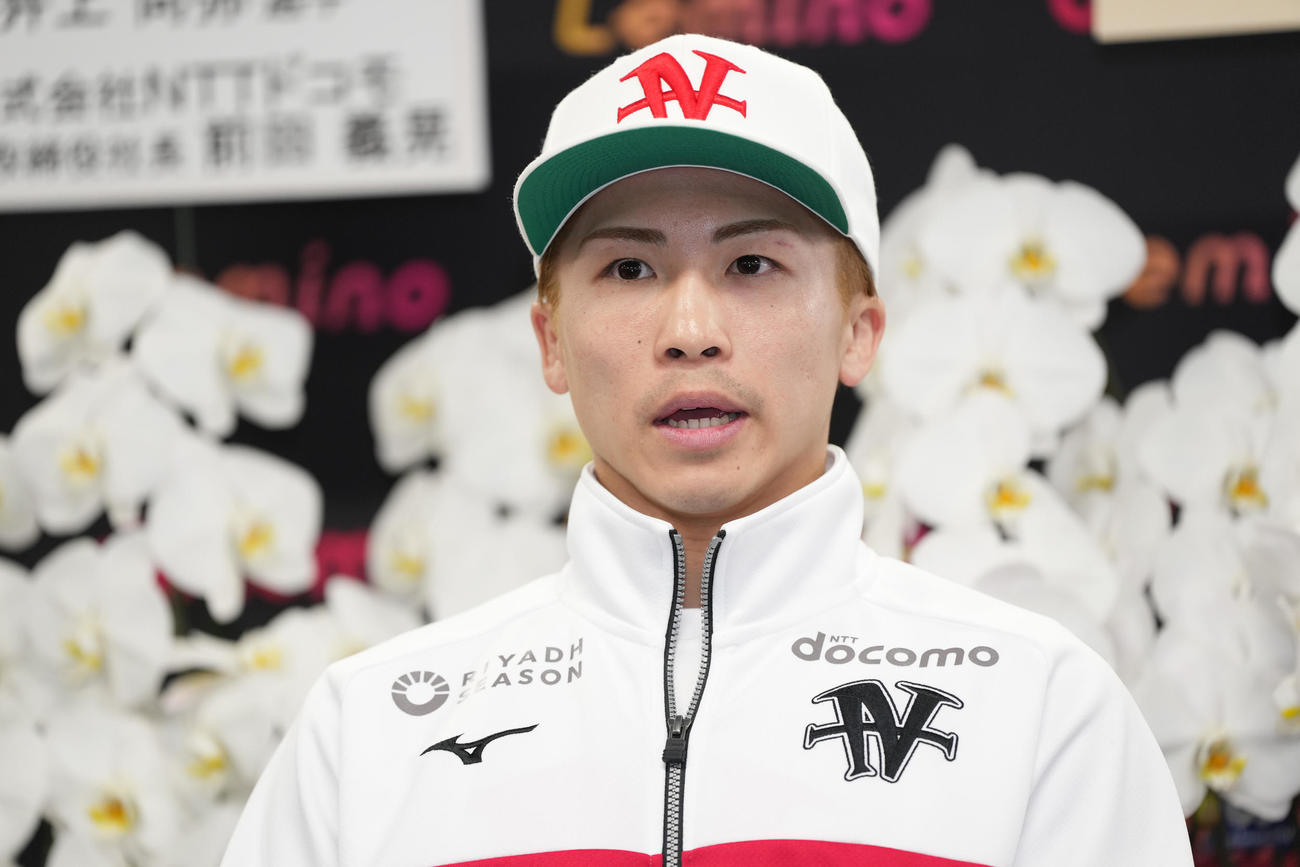 一夜明け会見で話す世界スーパーバンタム級4団体統一王者の井上尚（撮影・鈴木みどり）