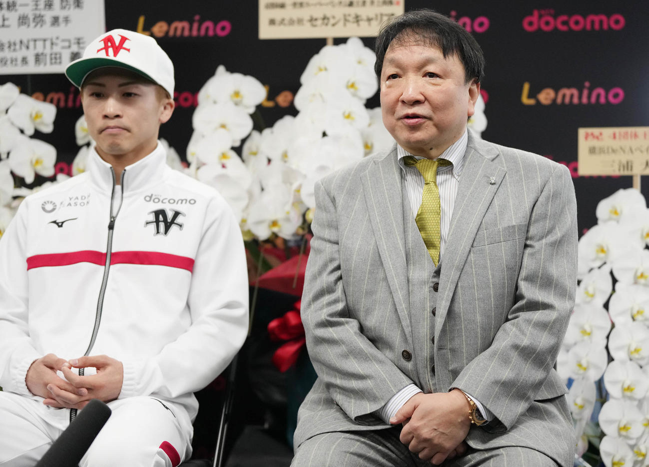一夜明け会見で話す大橋会長。左は世界スーパーバンタム級4団体統一王者の井上尚（撮影・鈴木みどり）