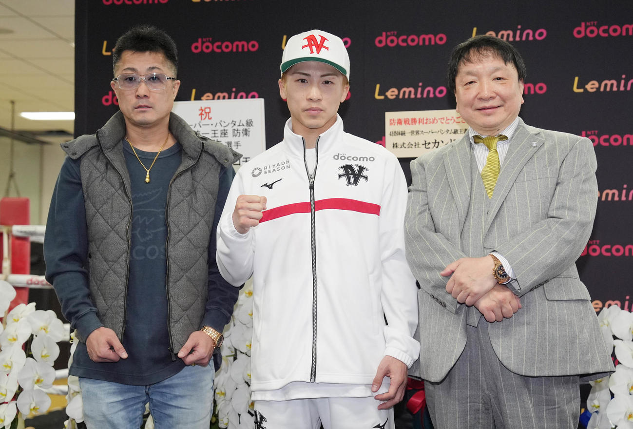一夜明け会見後、写真に納まる世界スーパーバンタム級4団体統一王者の井上尚。右は大橋会長、左は真吾トレーナー（撮影・鈴木みどり）