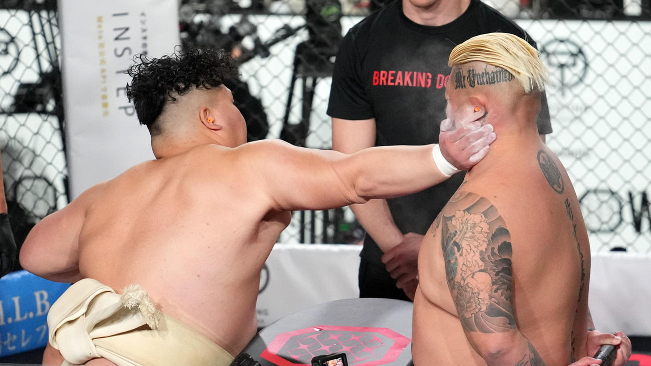 ブレイキングSLAP　ぶーちん（右）にビンタする坂前由基（撮影・横山健太）