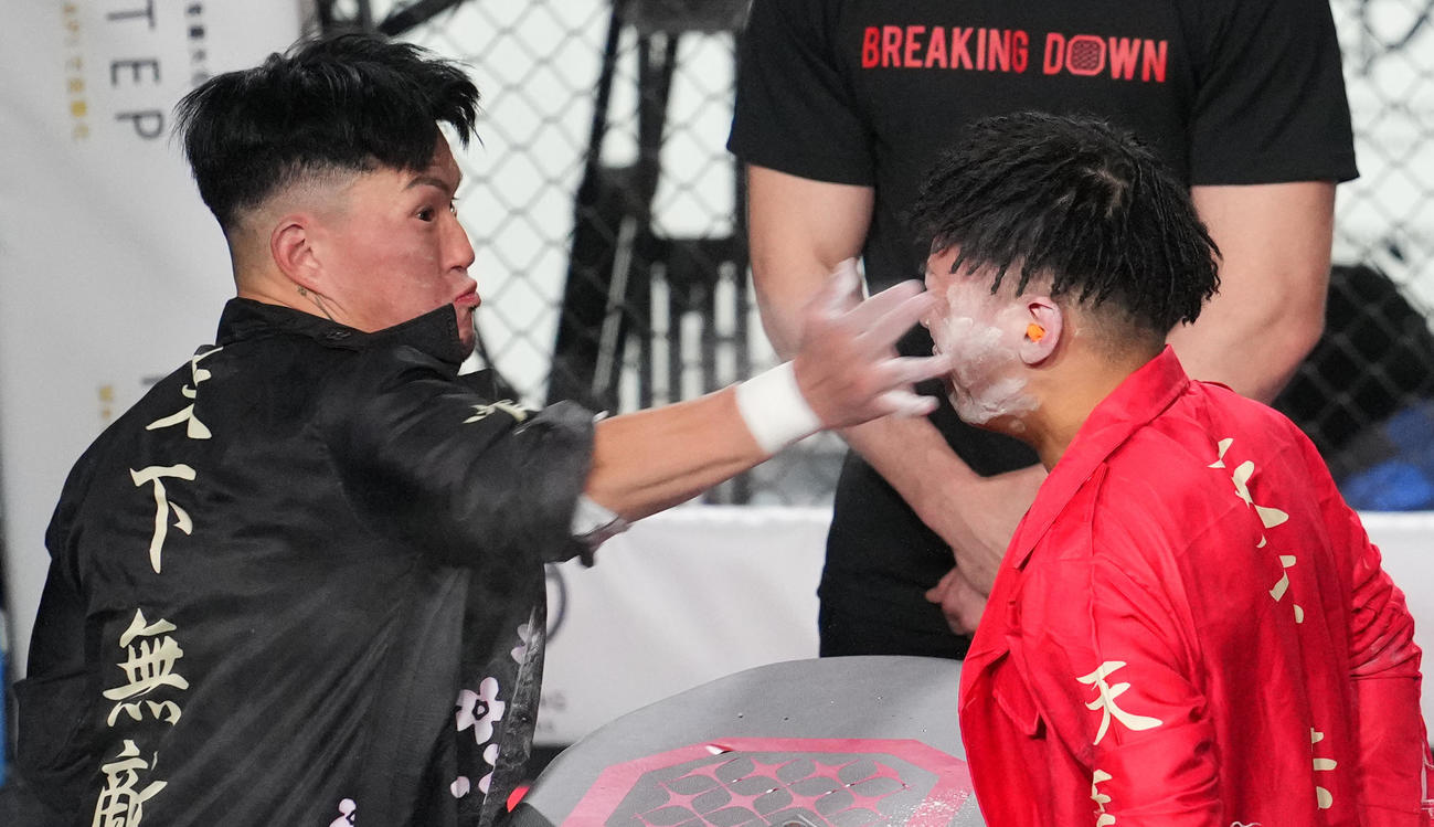 ブレイキングSLAP　レオ（右）にビンタするシェンロン（撮影・横山健太）