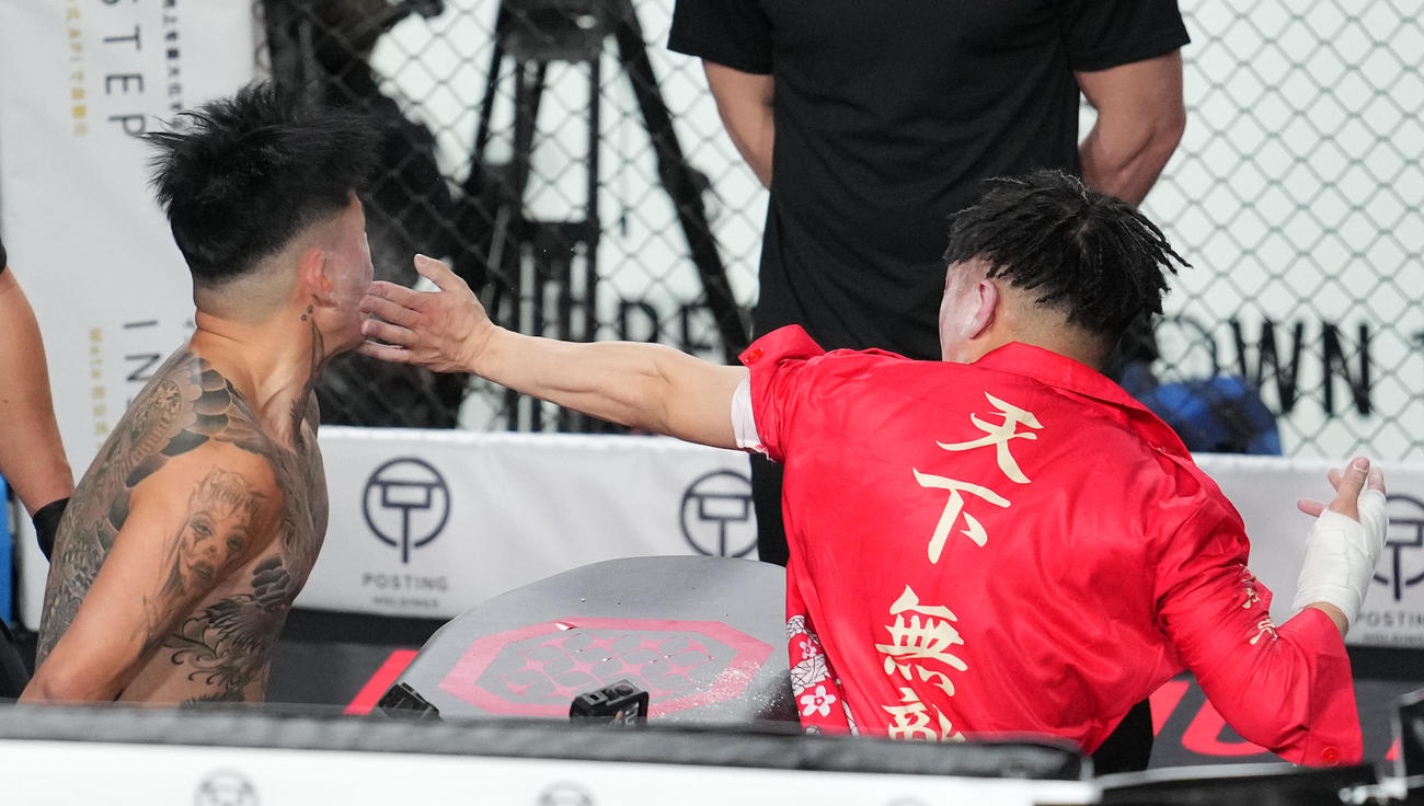 ブレイキングSLAP　シェンロン（左）にビンタするレオ（撮影・横山健太）