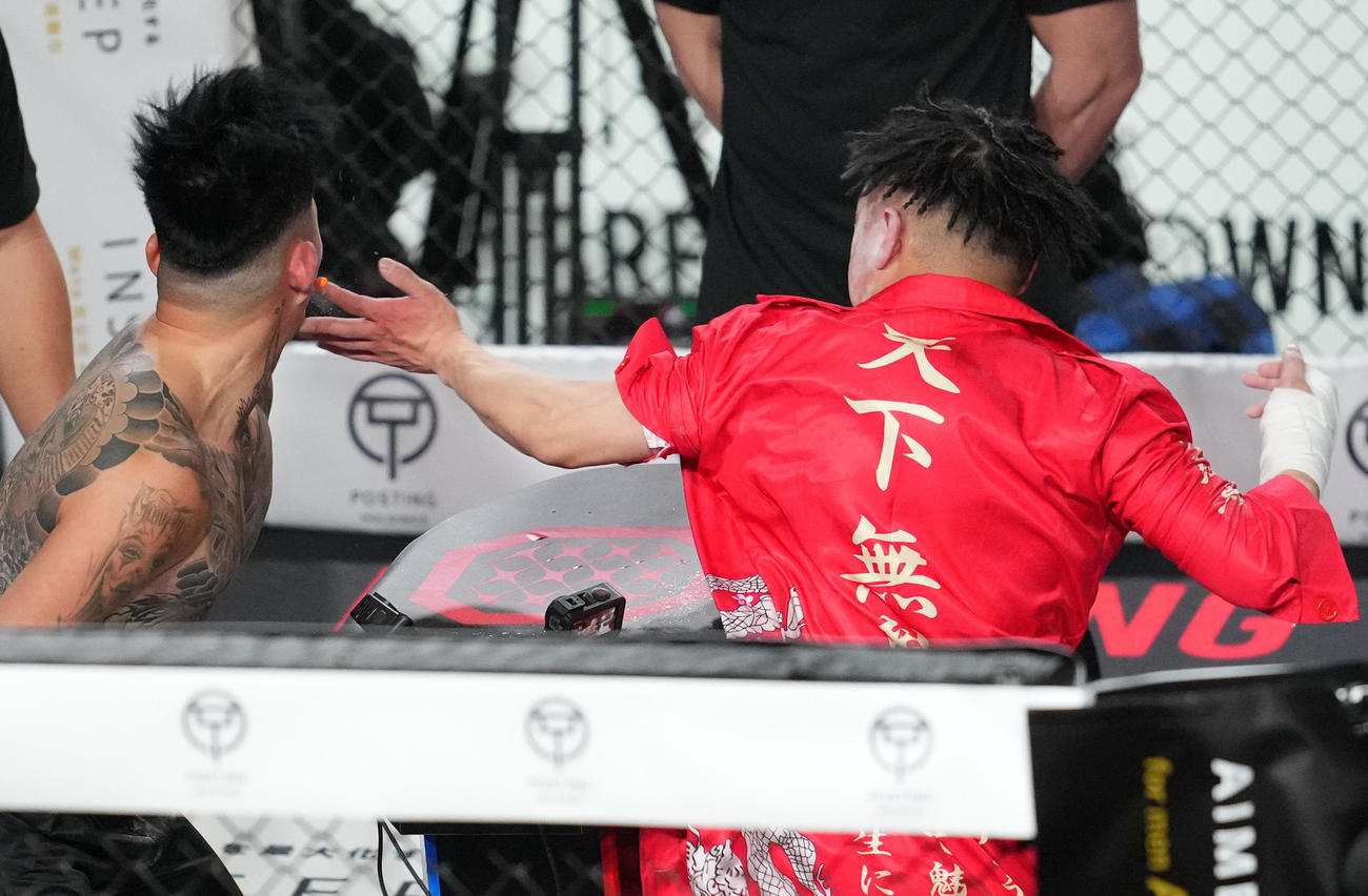 ブレイキングSLAP　シェンロン（左）にビンタするレオ（撮影・横山健太）