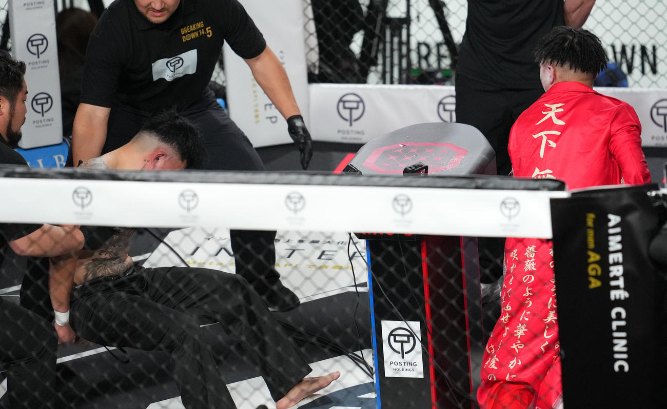 ブレイキングSLAP　シェンロン（左）にKO勝利するするレオ（撮影・横山健太）