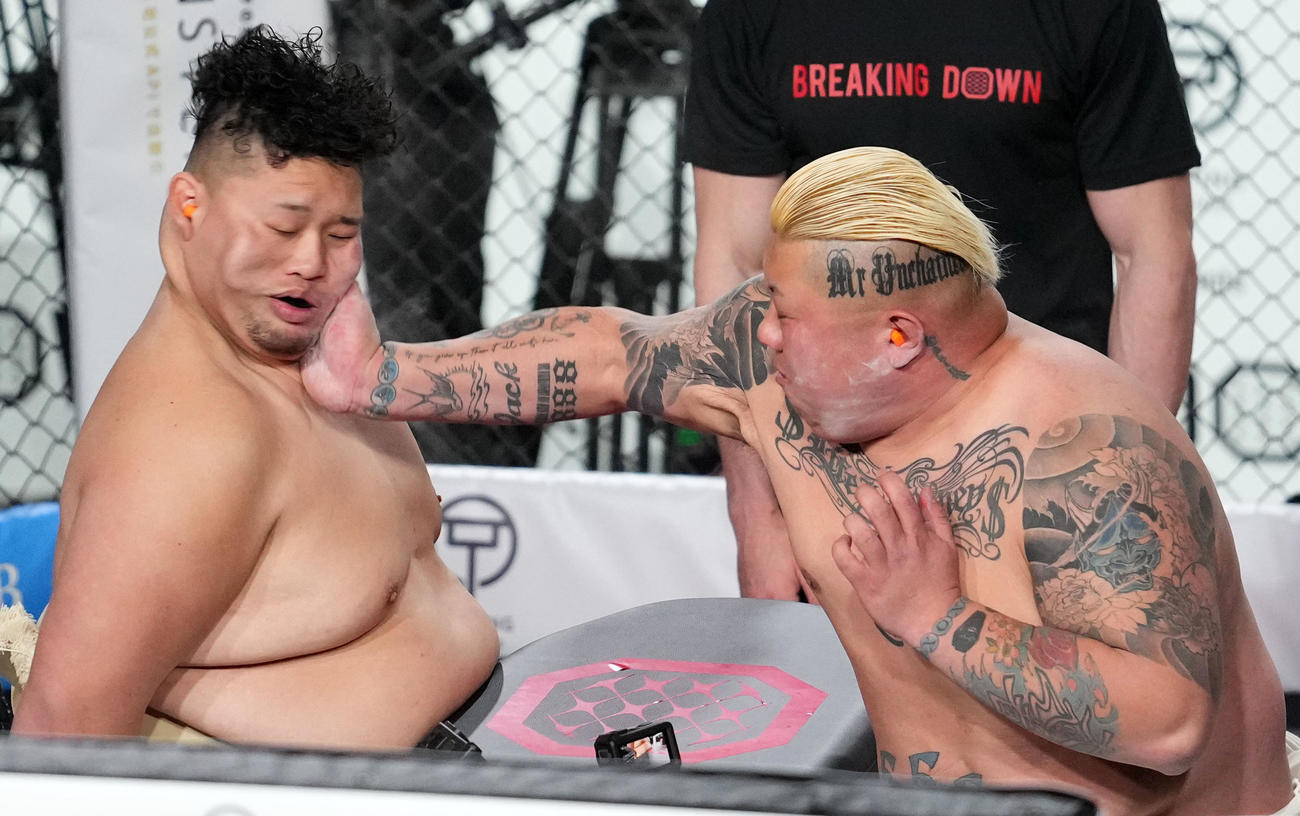 ブレイキングSLAP　坂前由基（左）にビンタするぶーちん（撮影・横山健太）