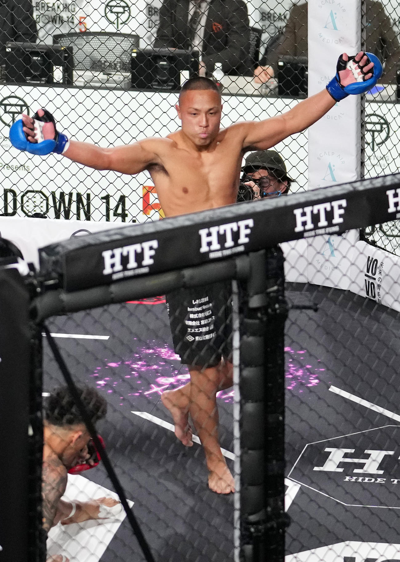 関谷勇次郎（左）にKO勝利する加藤瑠偉（撮影・横山健太）