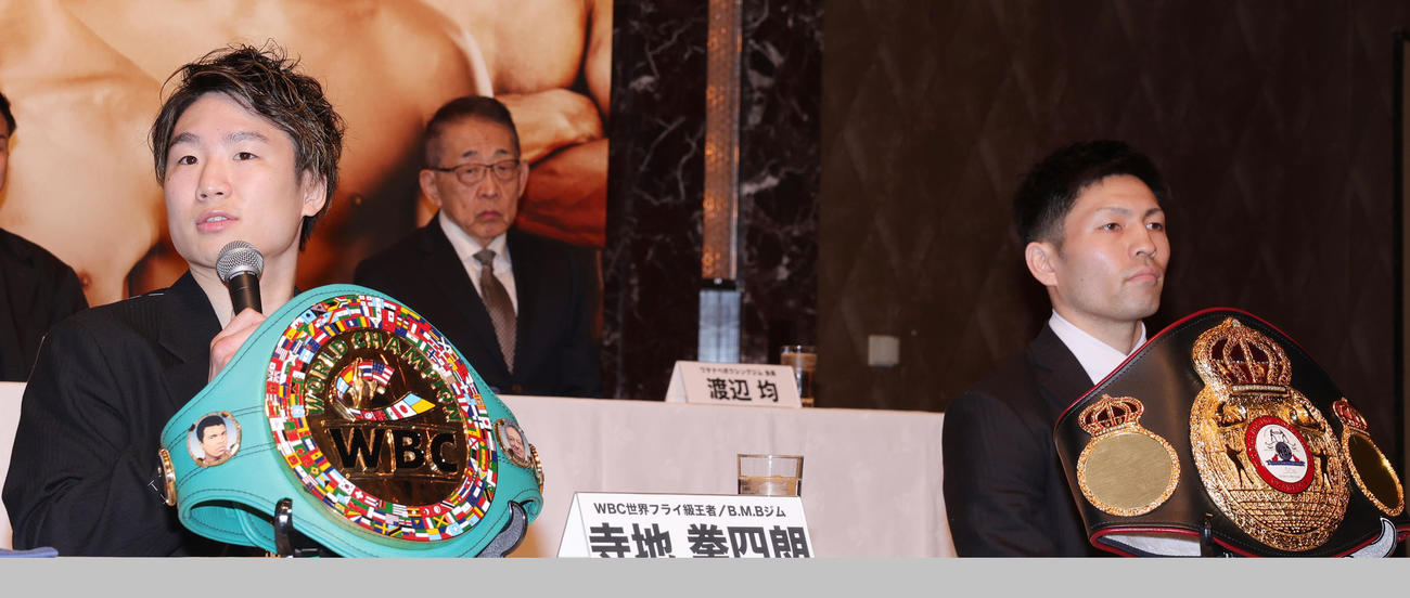 WBC・WBA世界フライ級王座統一戦を行うWBC王者の寺地（左）とWBA王者のユーリ阿久井（撮影・野上伸悟）