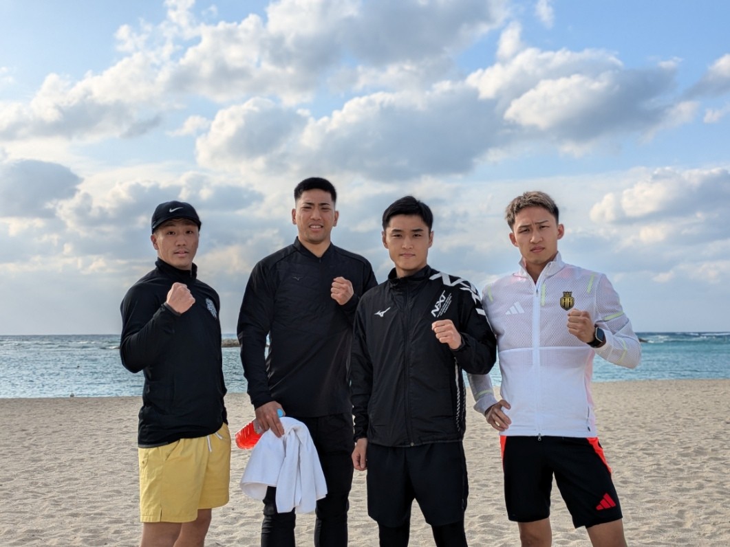 沖縄での走り込み合宿をスタートした世界王者の西田（右から2人目）ら六島ジムの選手（六島ジム提供）
