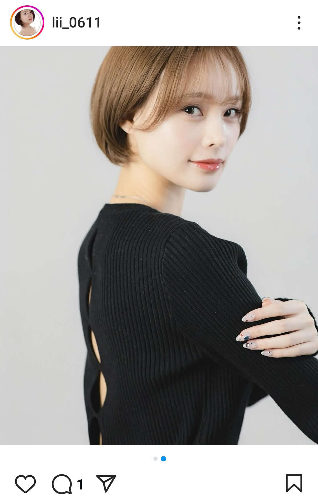 背中がちらりと見えるセクシーな写真（チュアン梨砂子のインスタグラムから）