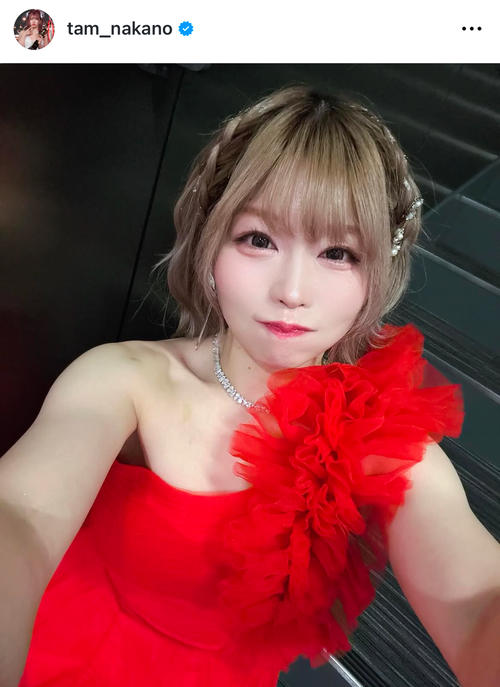 スターダム】中野たむ「宇宙一かわいい」肩出し赤ロングスリットドレス