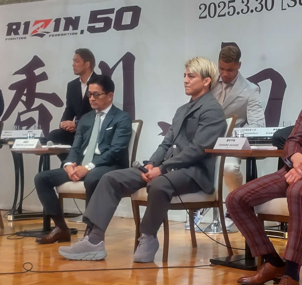 会見に出席した鈴木千裕（左隣は榊原信行CEO）