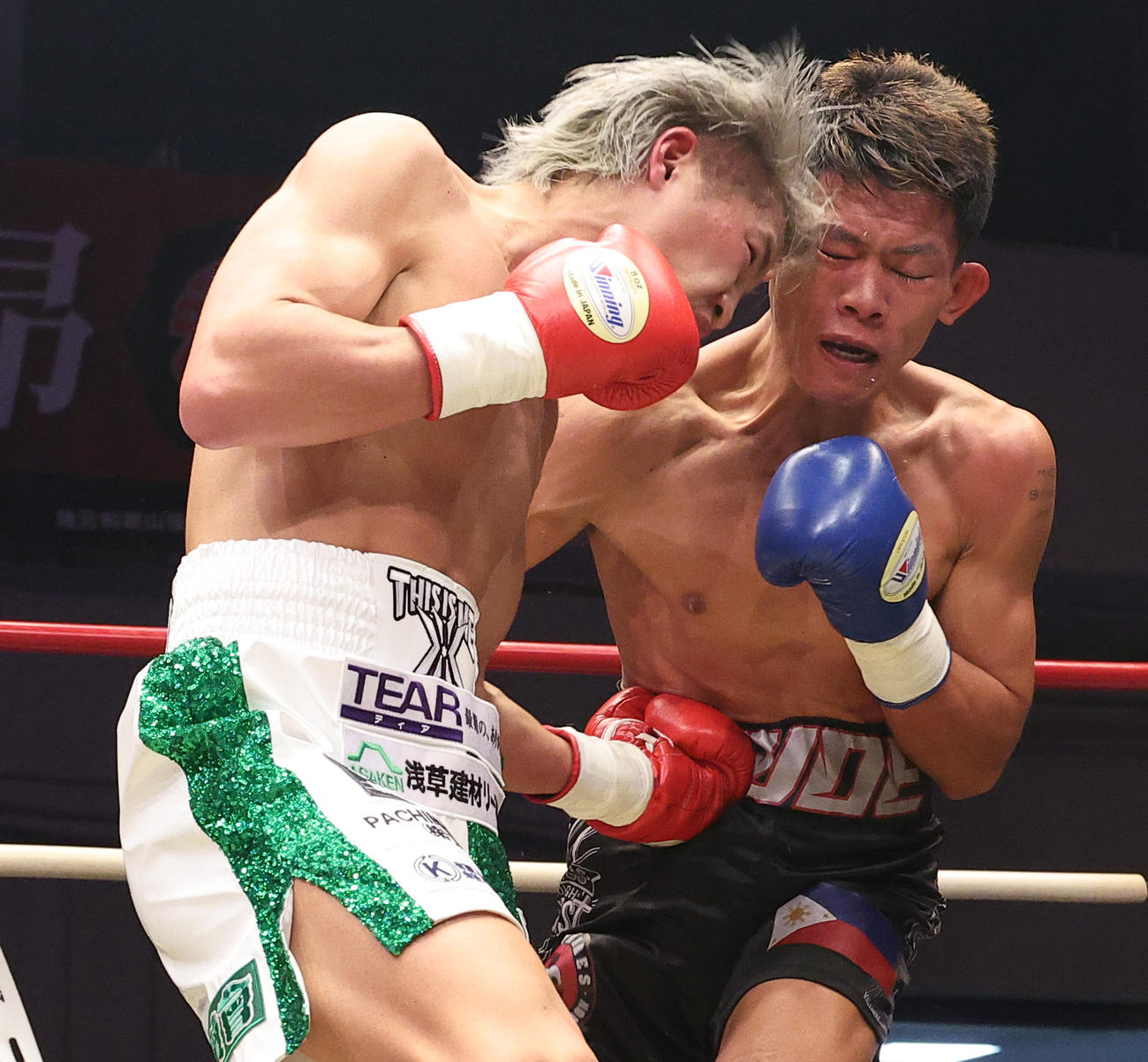 カプノ（右）に左ボディーをぶち込む金子（撮影・中島郁夫）