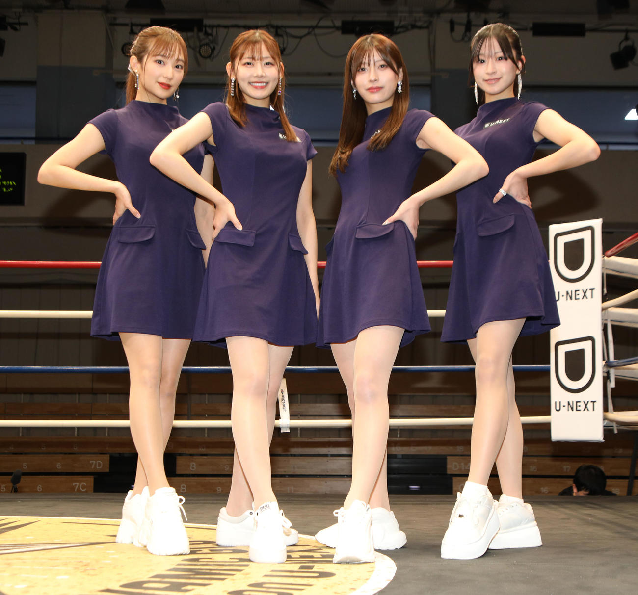 試合を彩るラウンドガールたち、左から吉田明加、野々宮有希、森かんな、神城朱里（撮影・中島郁夫）