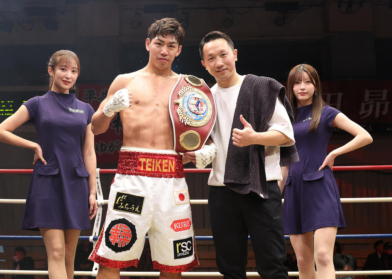 初防衛に成功したWBOアジアンパシフィック・Sバンタム級王者村田（左から2人目）。左から3人目は粟生トレーナー（撮影・中島郁夫）