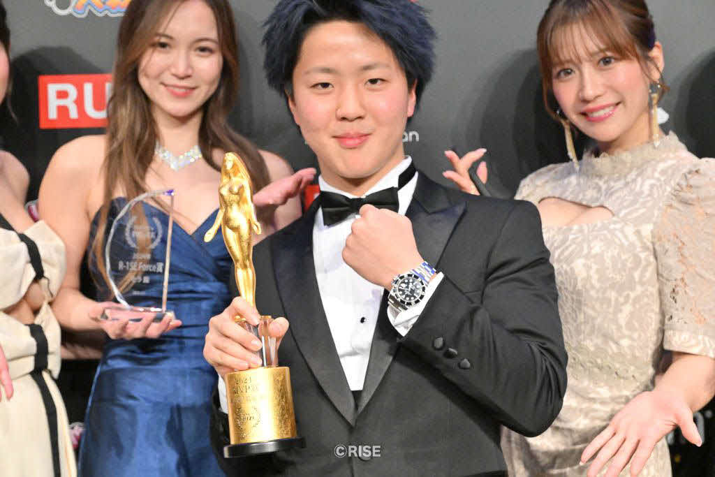 R－1SE Force賞を受賞したセラ（左）らラウンドガールたちと写真に収まった那須川龍心。左手首にはロレックスが輝いていた（C）RISE