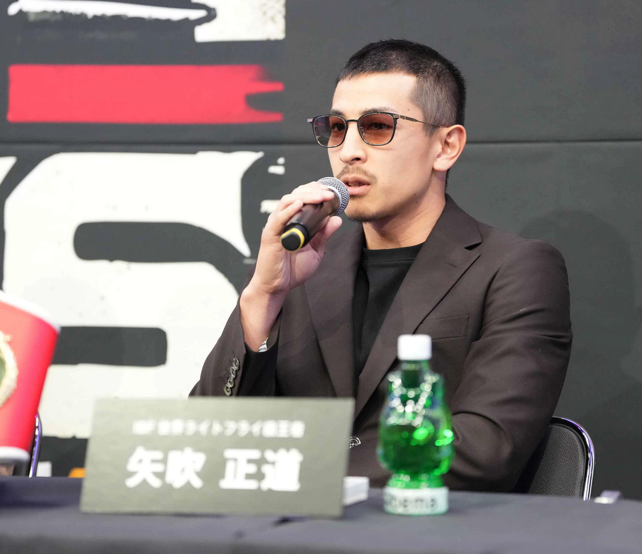 「3150×LUSHBOUM」対戦カード発表記者会見に臨む挑戦者の矢吹（撮影・小沢裕）