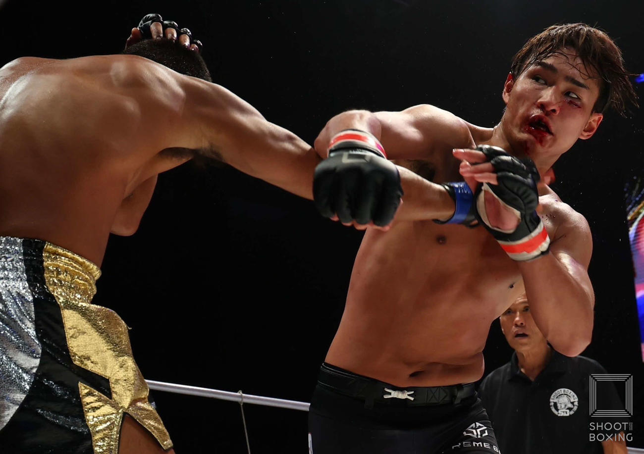 5階級制覇を視野に入れる笠原弘希（右）（C）〓SHOOT BOXING