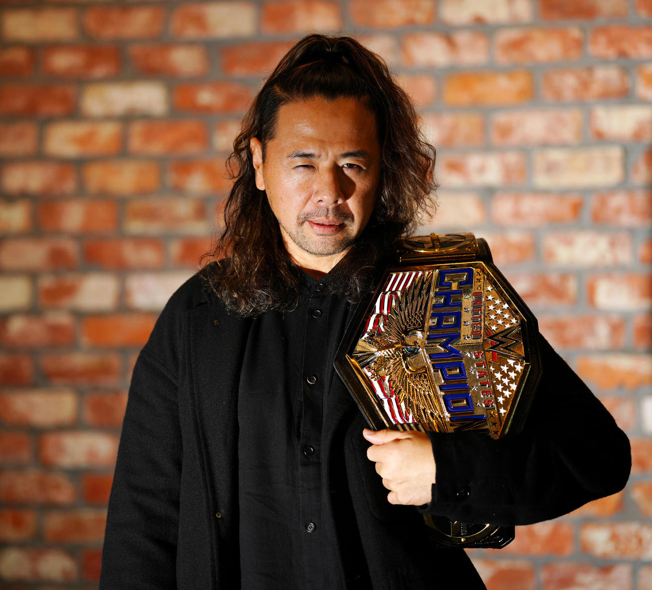 WWEのUS王者ベルトを肩にかける中邑真輔（2024年12月撮影）