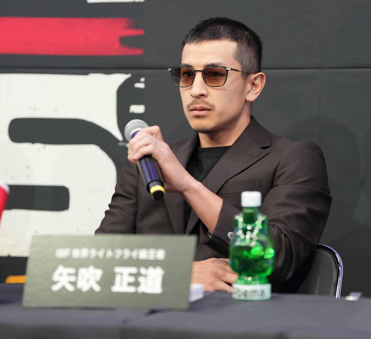 「3150×LUSHBOUM」対戦カード発表記者会見に臨む挑戦者の矢吹（撮影・小沢裕）