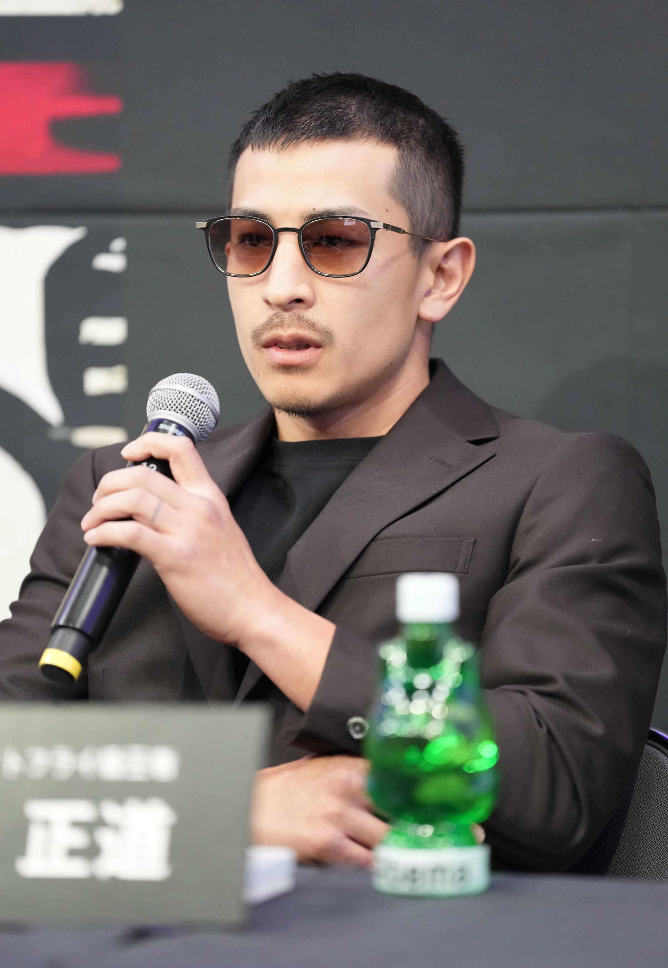 「3150×LUSHBOUM」対戦カード発表記者会見に臨む挑戦者の矢吹（撮影・小沢裕）