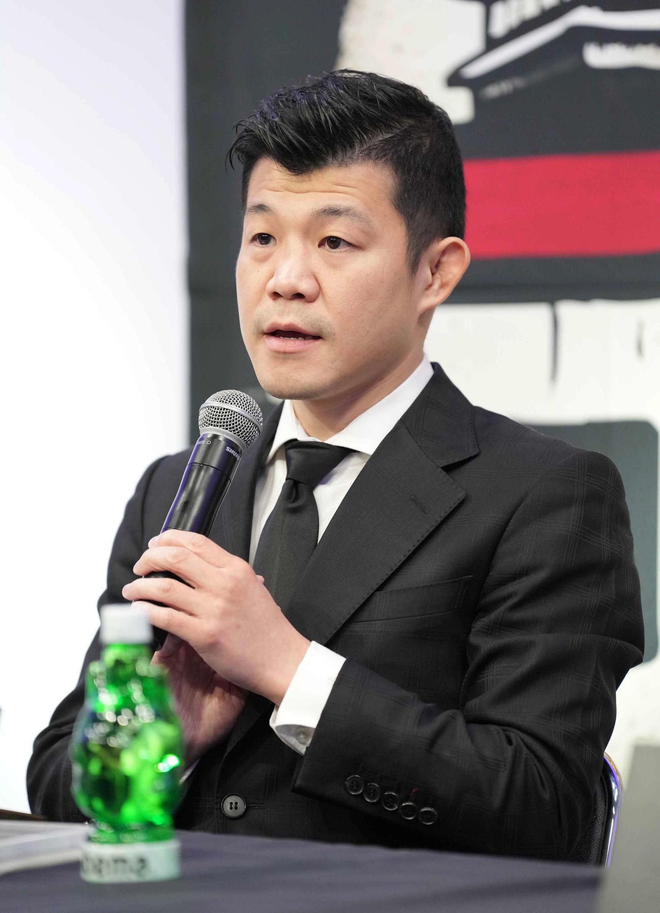 「3150×LUSHBOUM」対戦カード発表記者会見に臨む亀田ファウンダー（撮影・小沢裕）